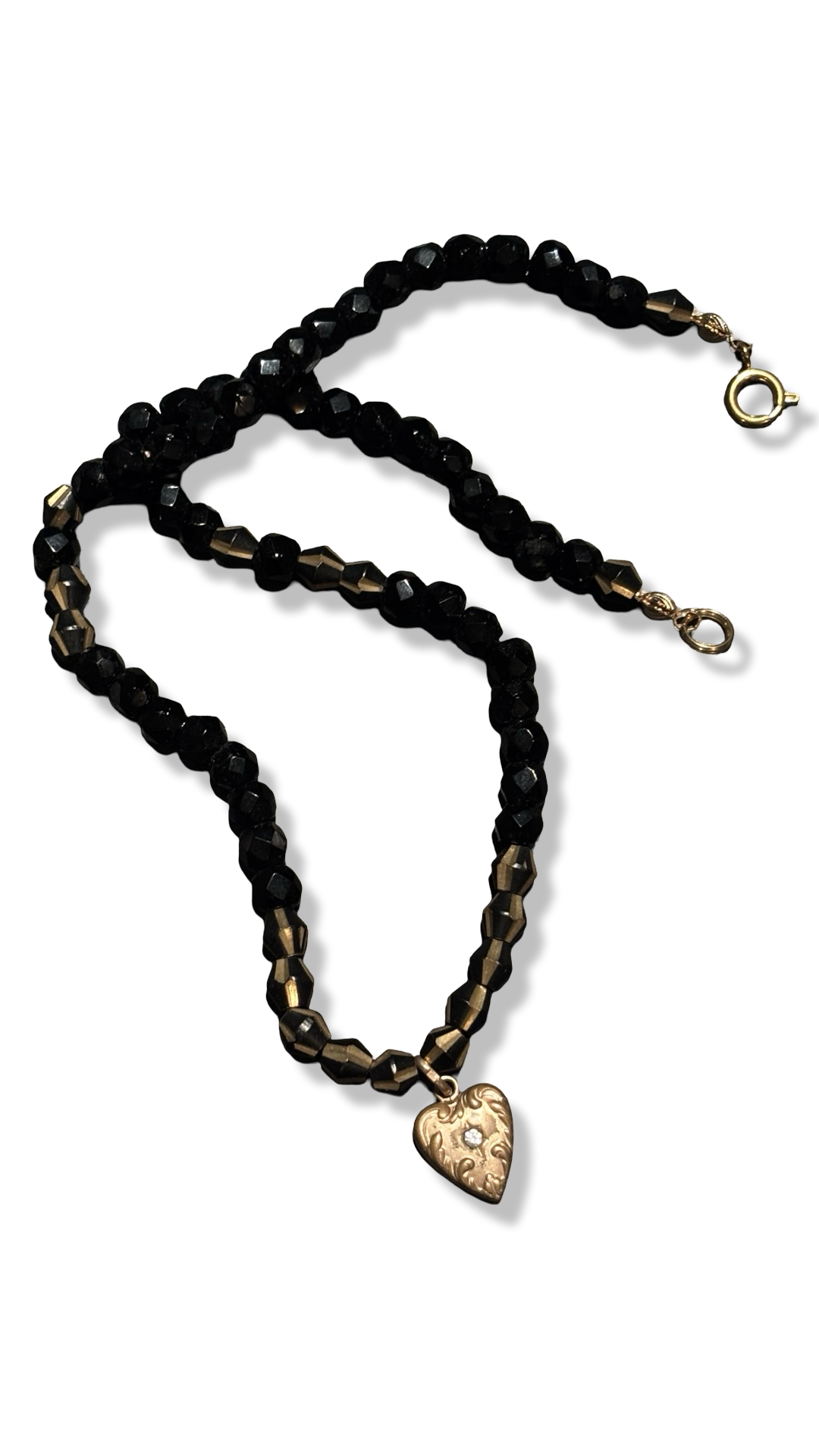 Collier en perles de jais et pendentif en coeur