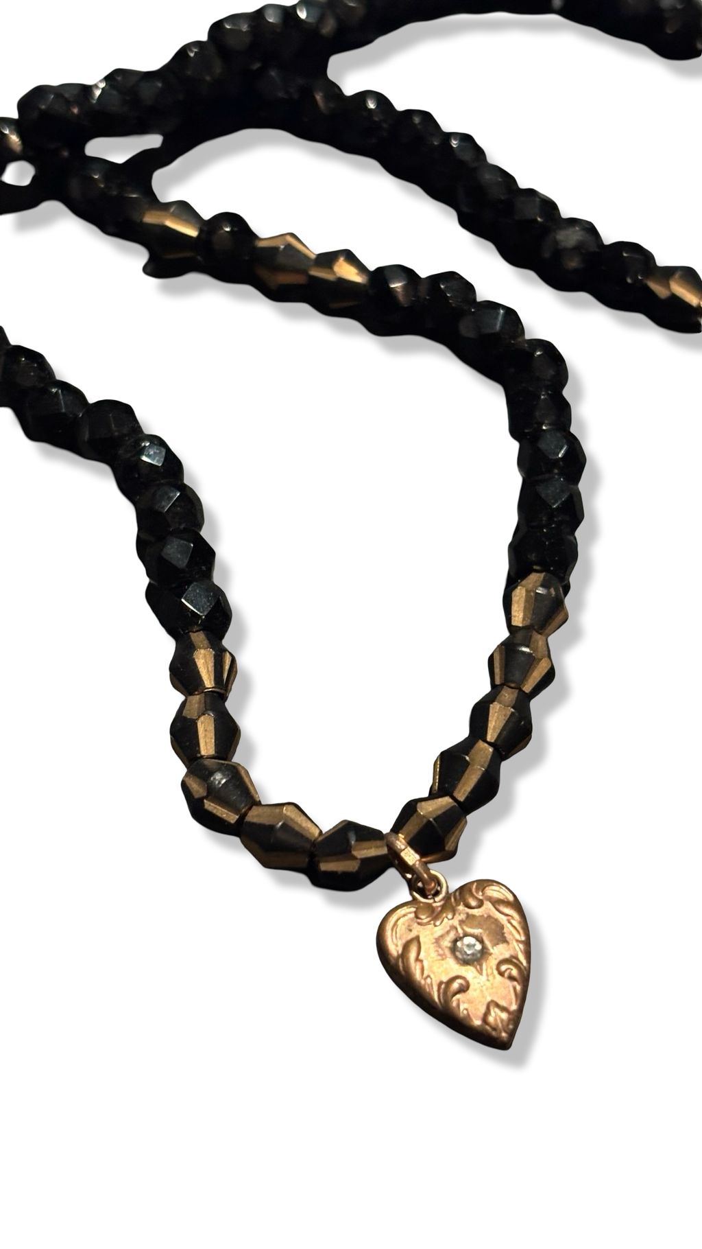 Collier en perles de jais et pendentif en coeur