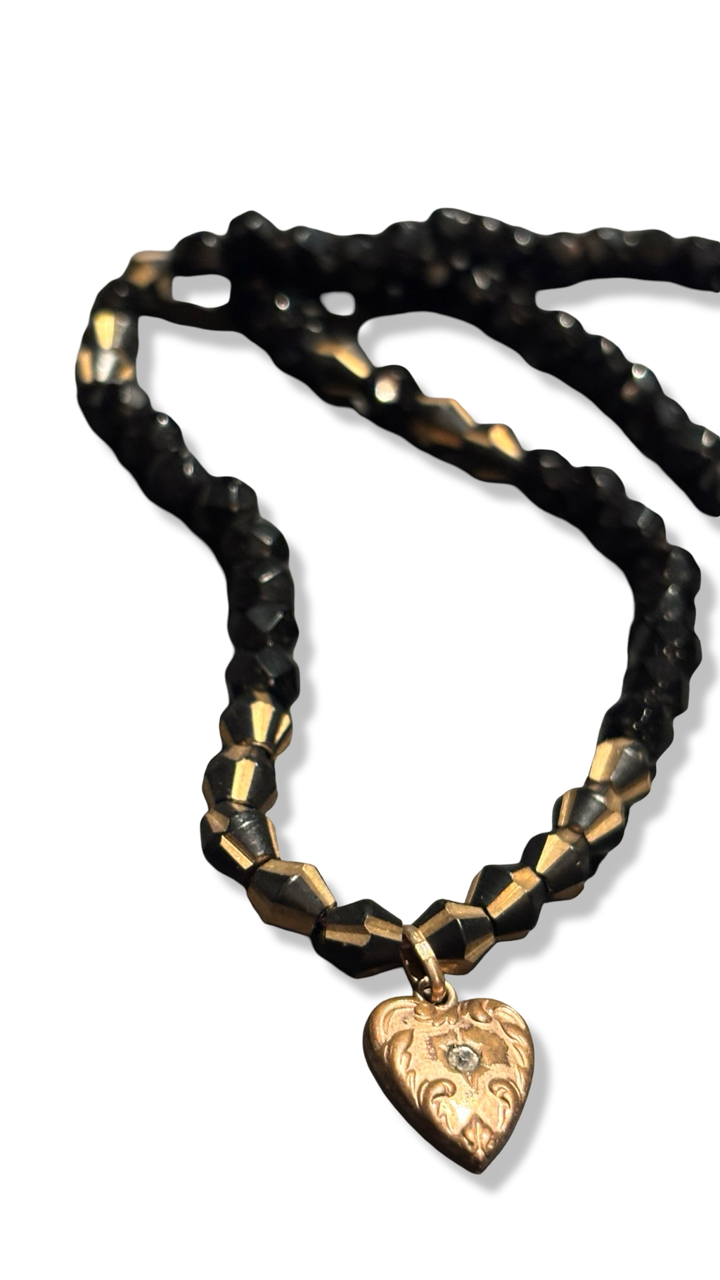 Collier en perles de jais et pendentif en coeur