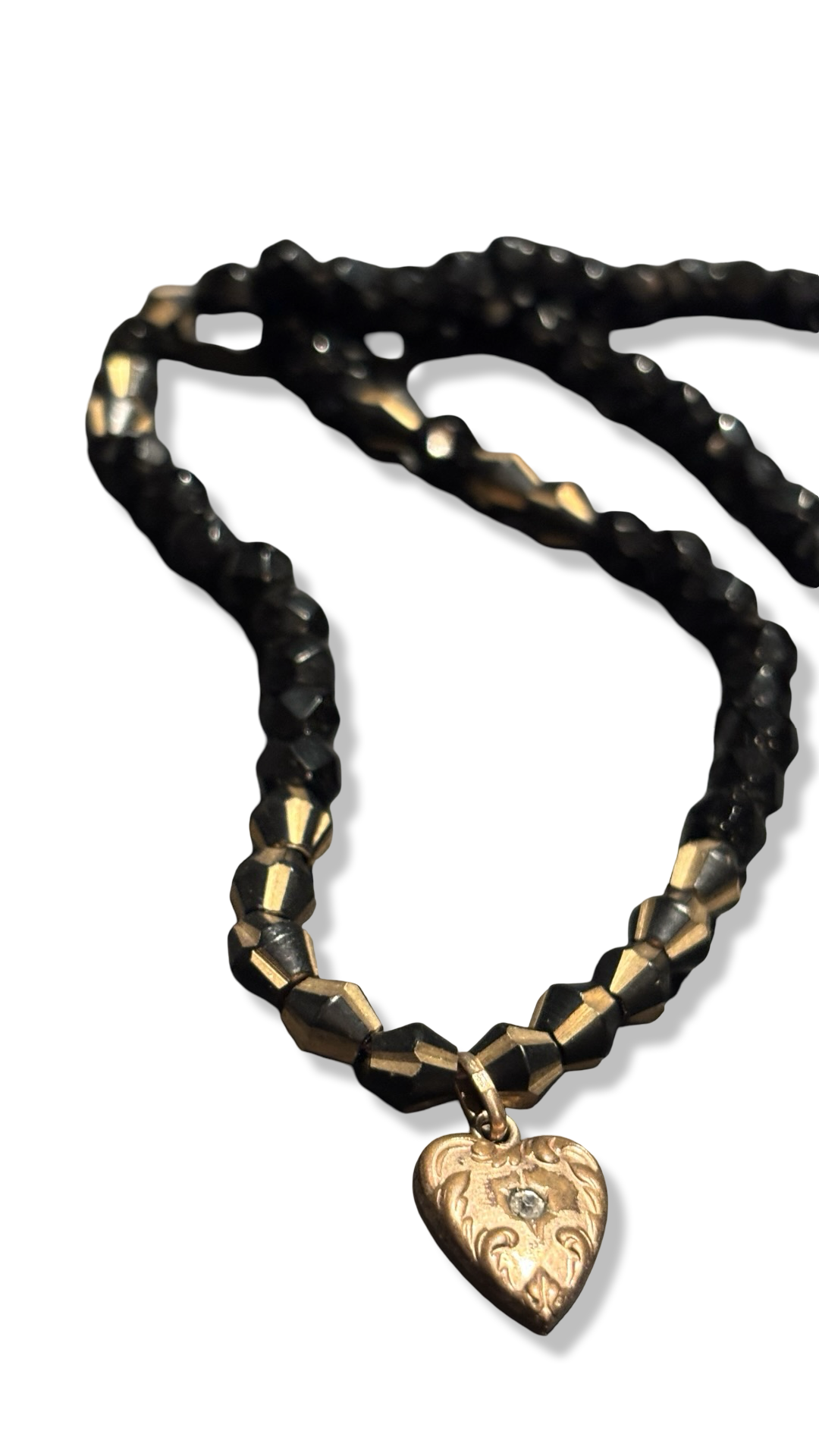 Collier en perles de jais et pendentif en coeur