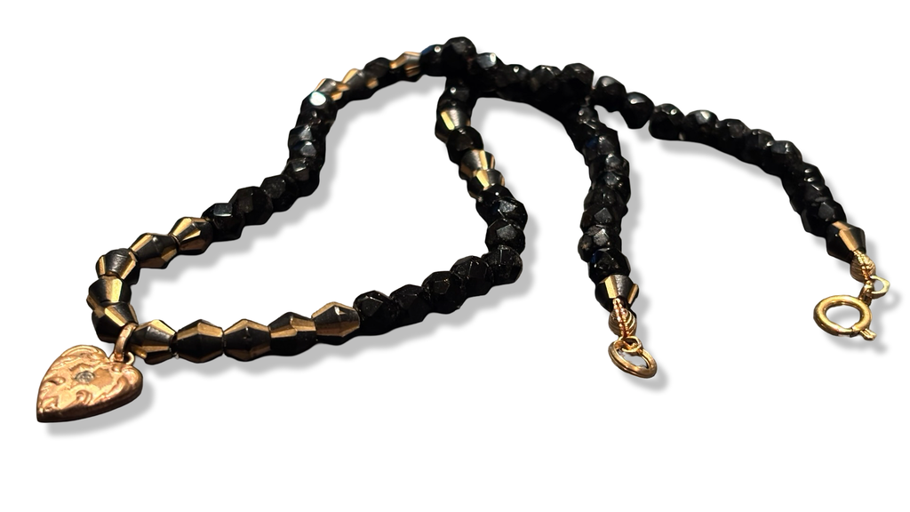 Collier en perles de jais et pendentif en coeur