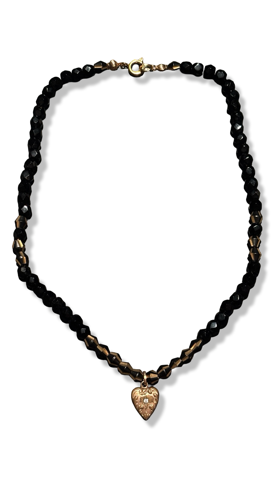 Collier en perles de jais et pendentif en coeur
