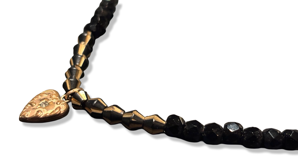 Collier en perles de jais et pendentif en coeur