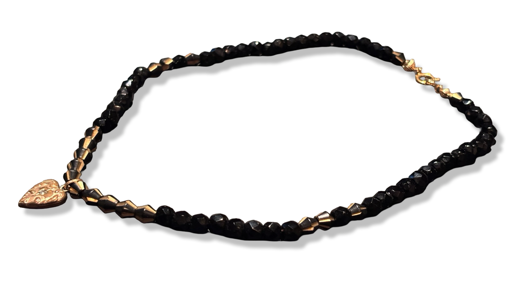 Collier en perles de jais et pendentif en coeur