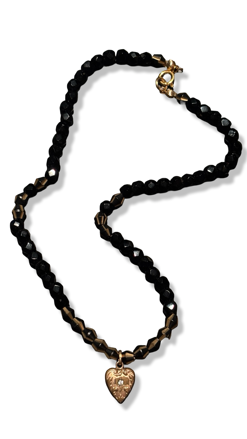 Collier en perles de jais et pendentif en coeur