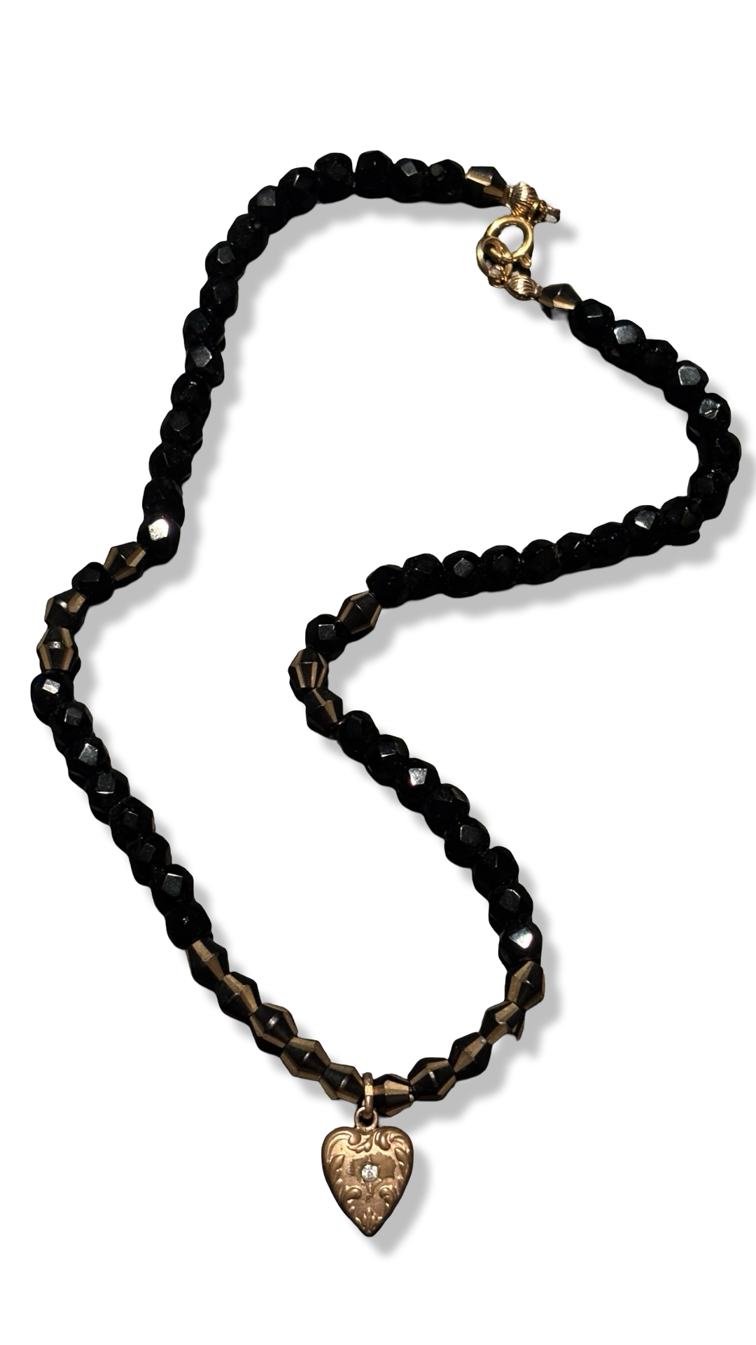 Collier en perles de jais et pendentif en coeur