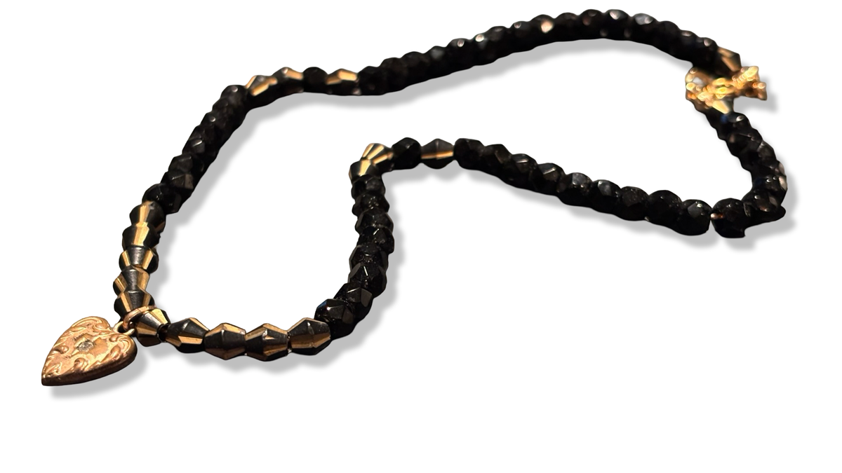 Collier en perles de jais et pendentif en coeur