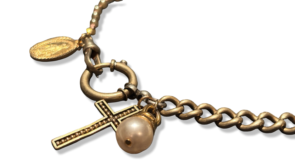 Collier chaine de montre et perles fantaisie, croix perlée