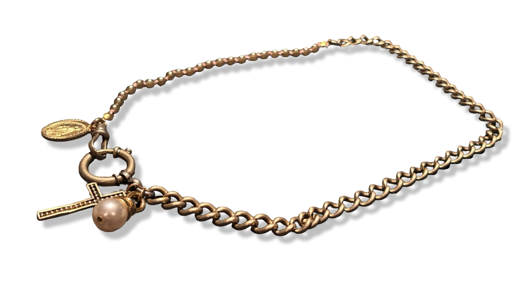 Collier chaine de montre et perles fantaisie, croix perlée