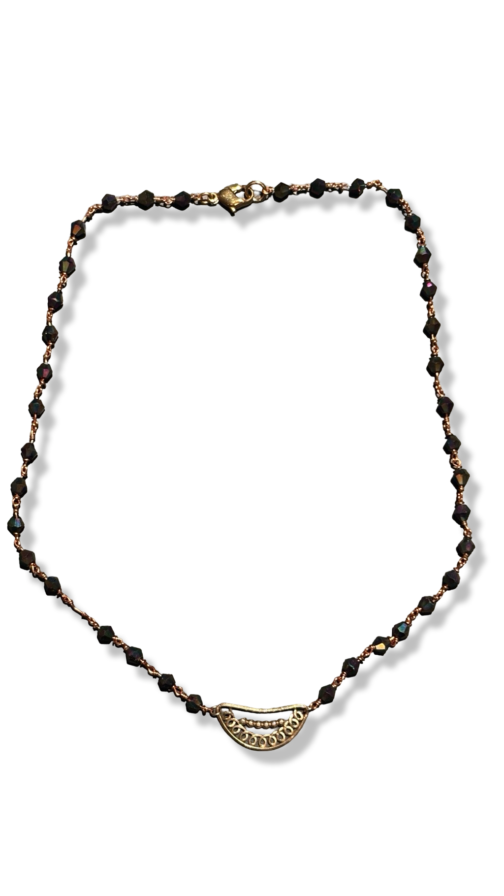 Collier chapelet irisé marron et motif filigrane