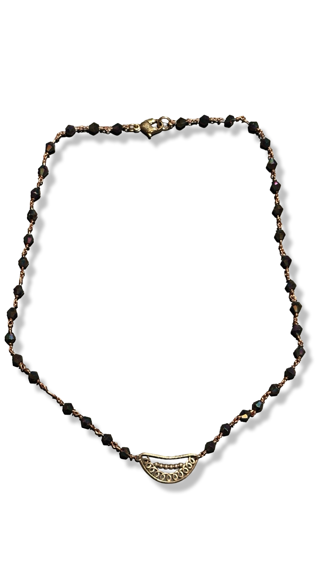 Collier chapelet irisé marron et motif filigrane
