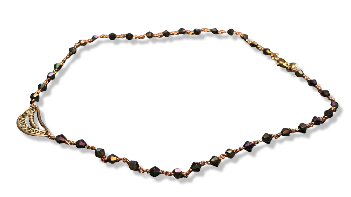 Collier chapelet irisé marron et motif filigrane