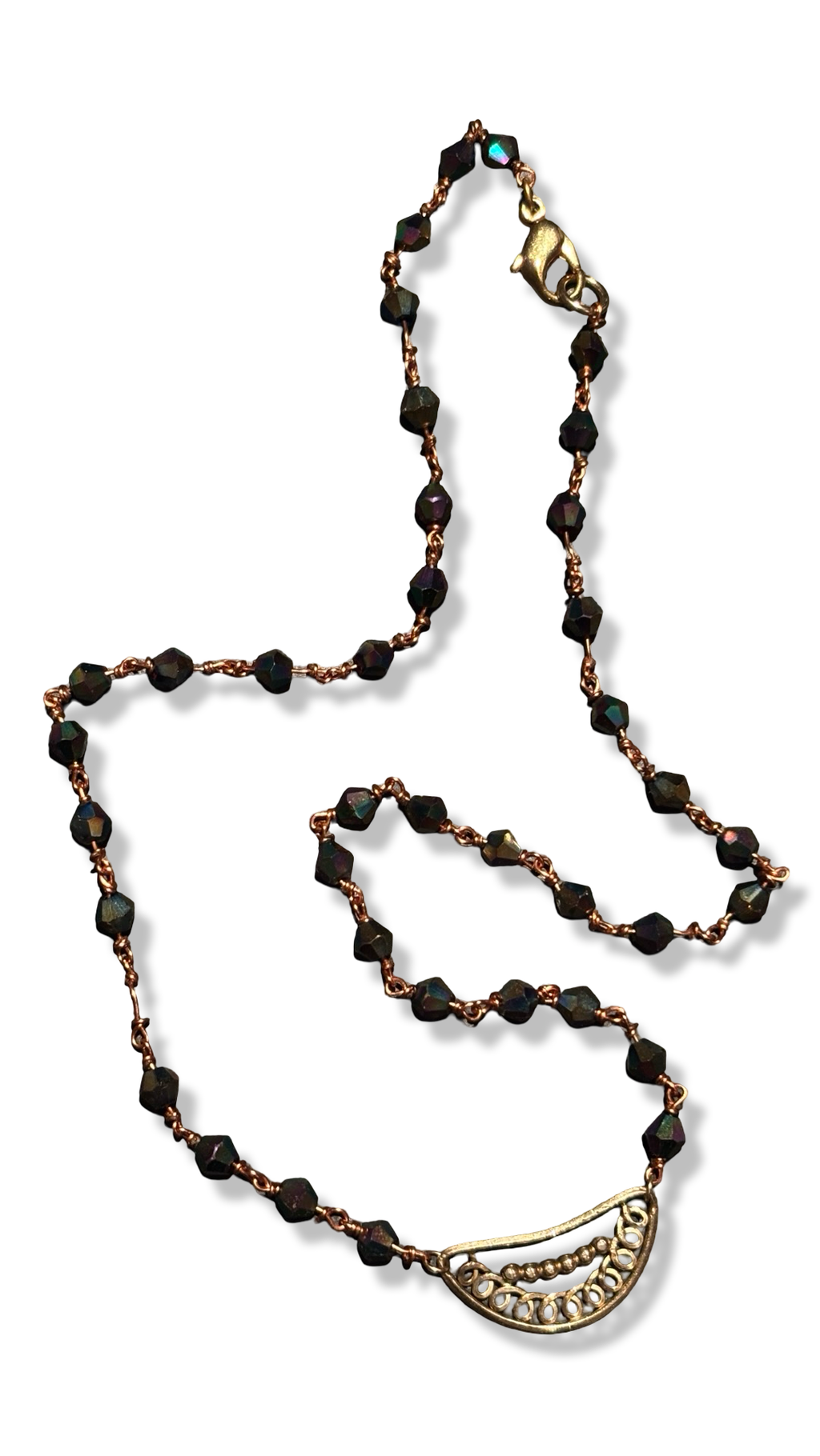 Collier chapelet irisé marron et motif filigrane