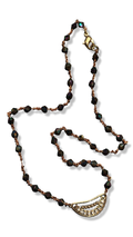 Collier chapelet irisé marron et motif filigrane