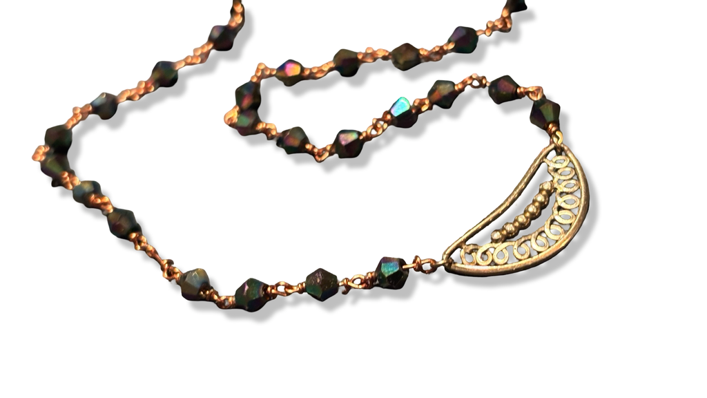 Collier chapelet irisé marron et motif filigrane