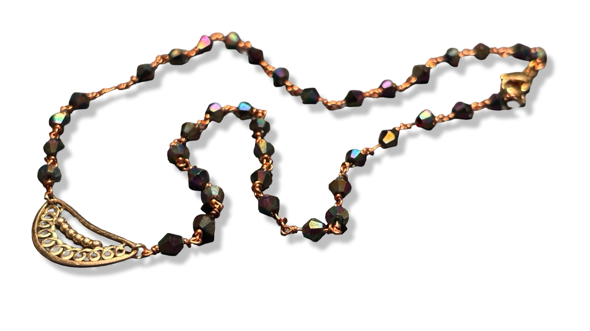 Collier chapelet irisé marron et motif filigrane
