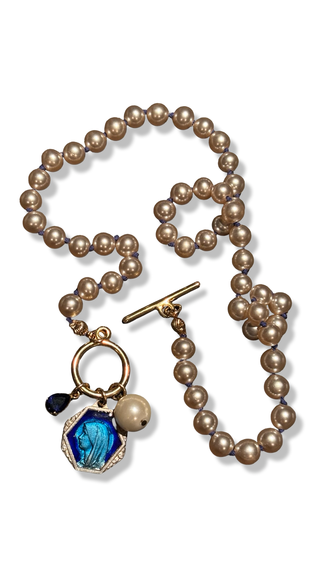 Collier de perles fantaisie, médaille émaillée, et goutte de strass bleue