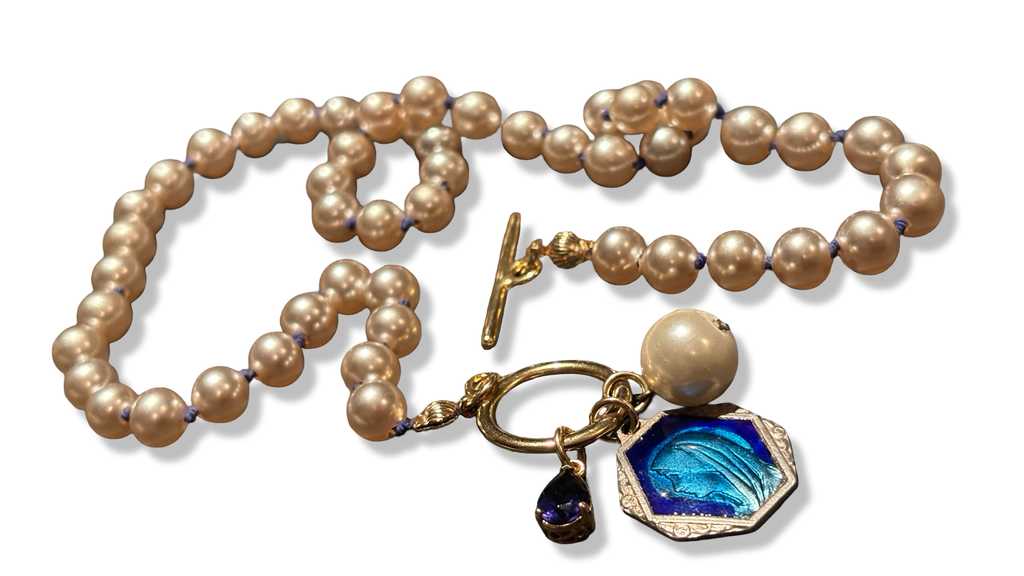 Collier de perles fantaisie, médaille émaillée, et goutte de strass bleue