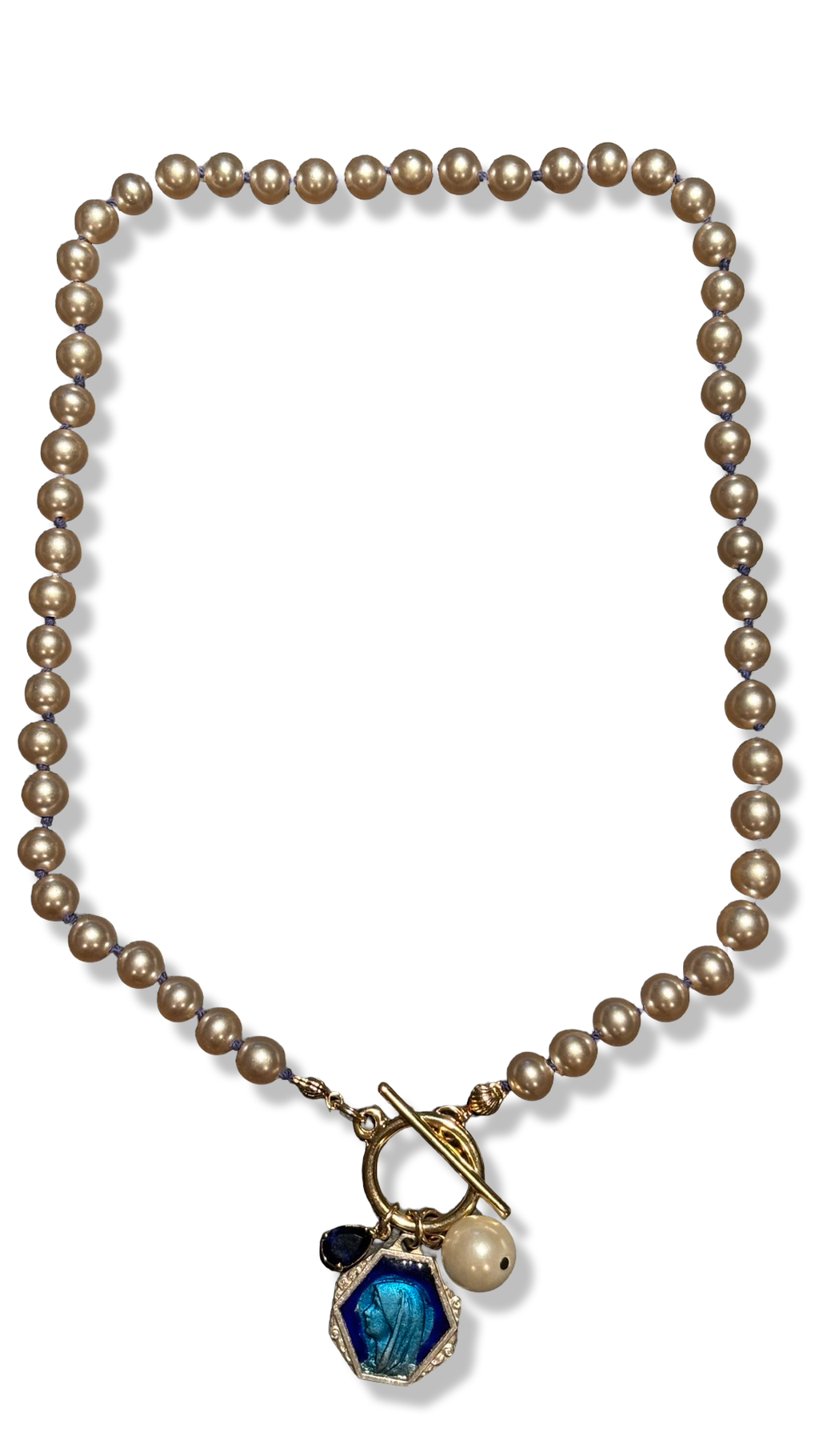 Collier de perles fantaisie, médaille émaillée, et goutte de strass bleue