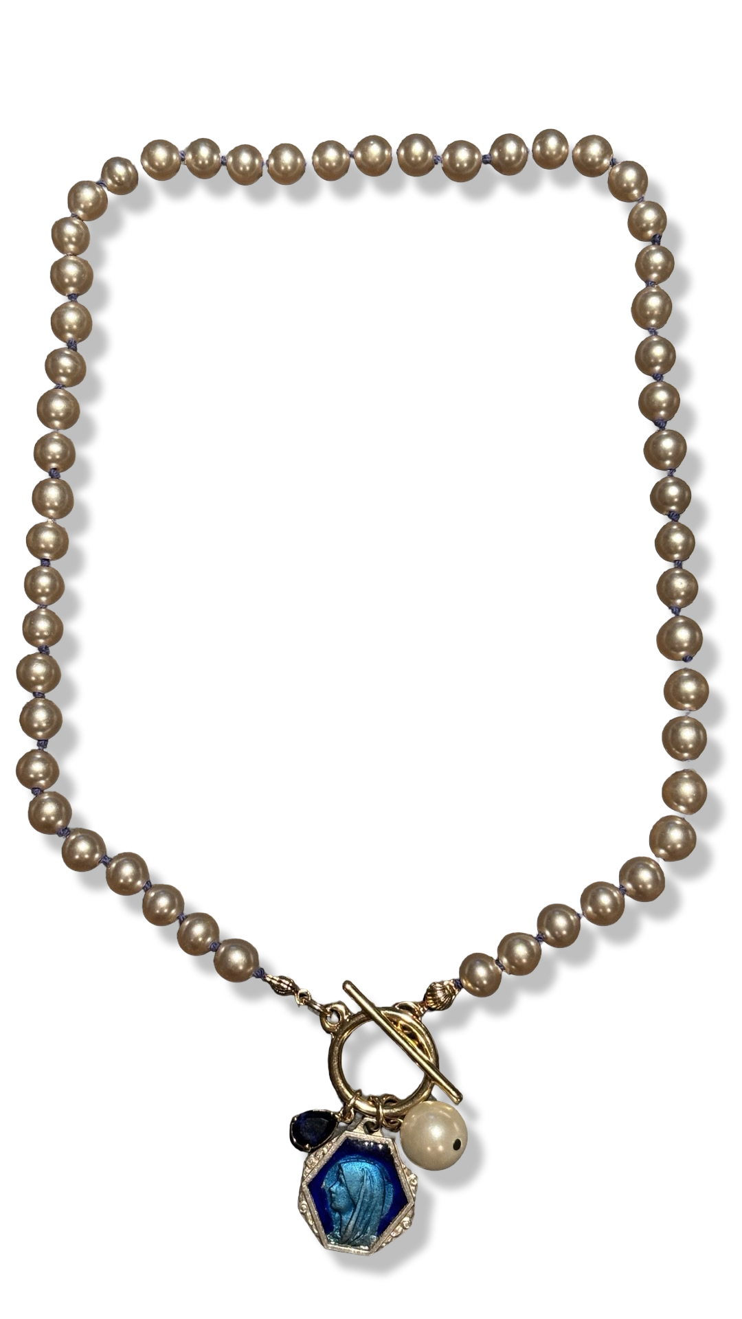 Collier de perles fantaisie, médaille émaillée, et goutte de strass bleue