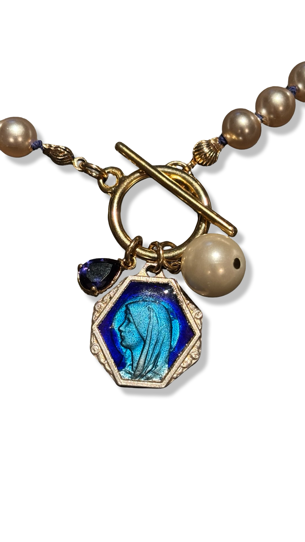 Collier de perles fantaisie, médaille émaillée, et goutte de strass bleue
