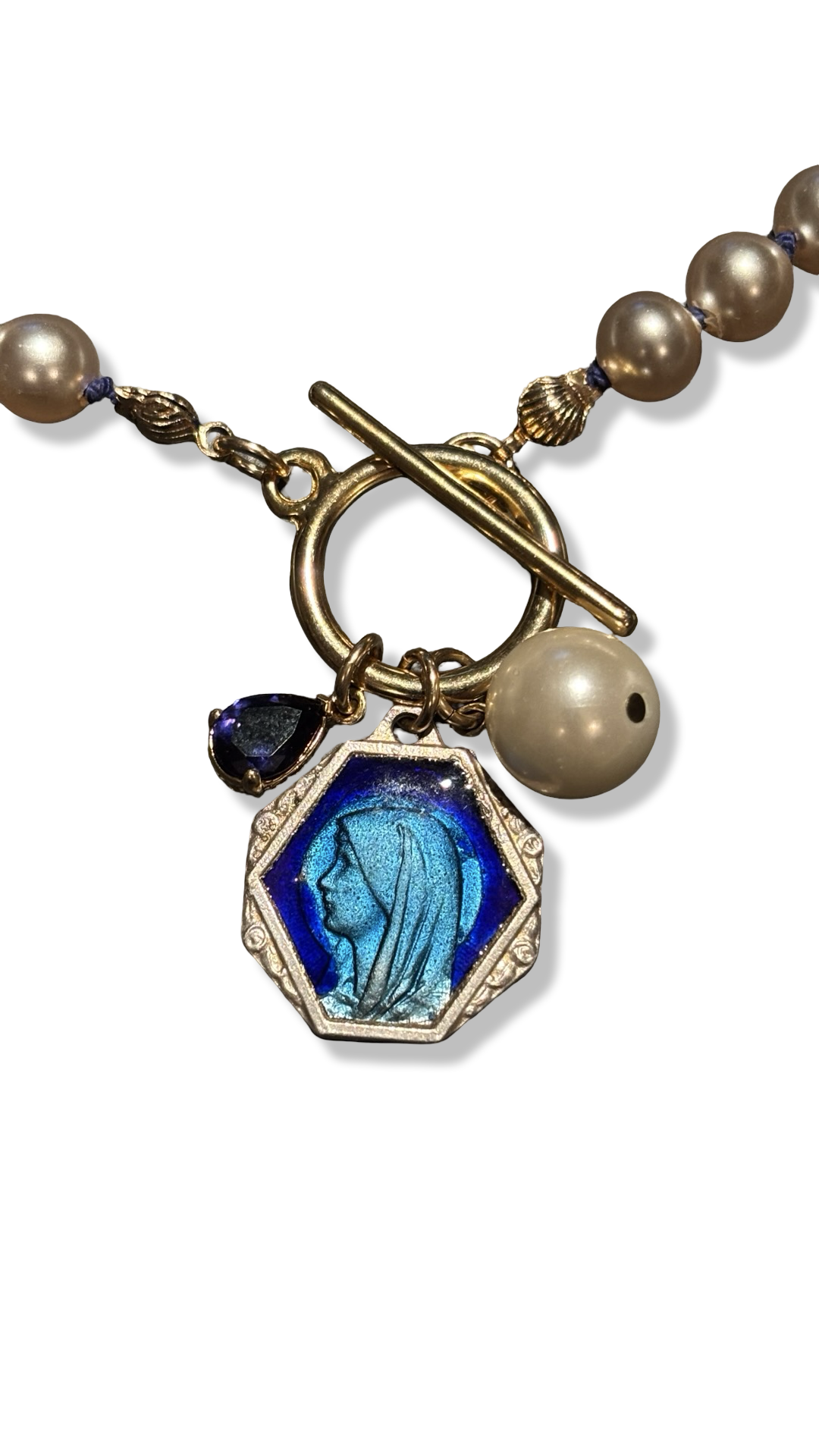 Collier de perles fantaisie, médaille émaillée, et goutte de strass bleue