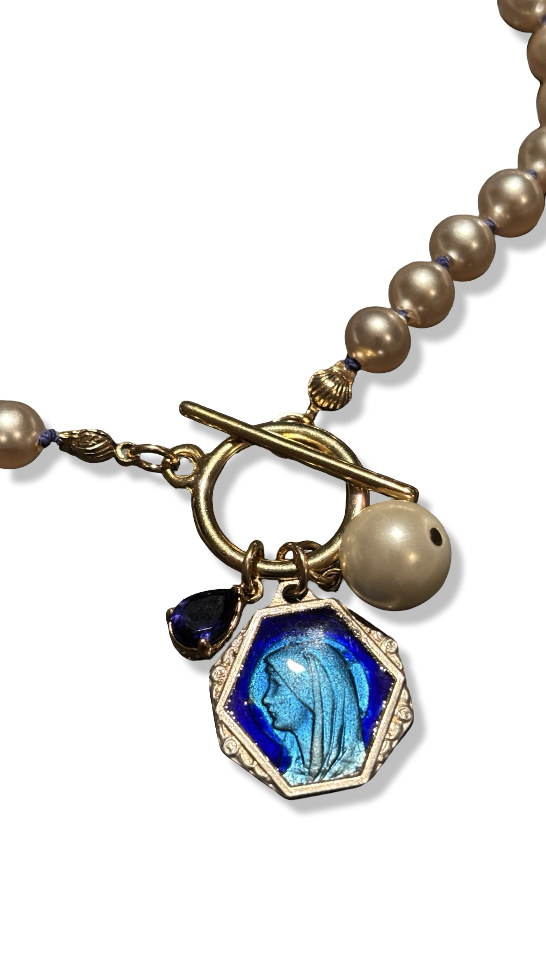 Collier de perles fantaisie, médaille émaillée, et goutte de strass bleue
