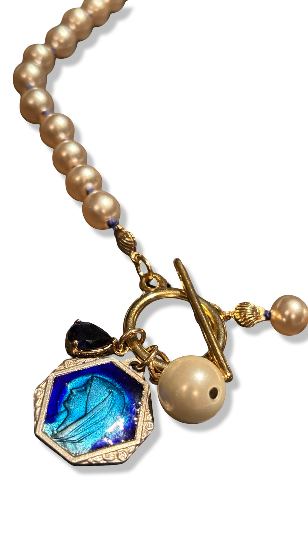 Collier de perles fantaisie, médaille émaillée, et goutte de strass bleue