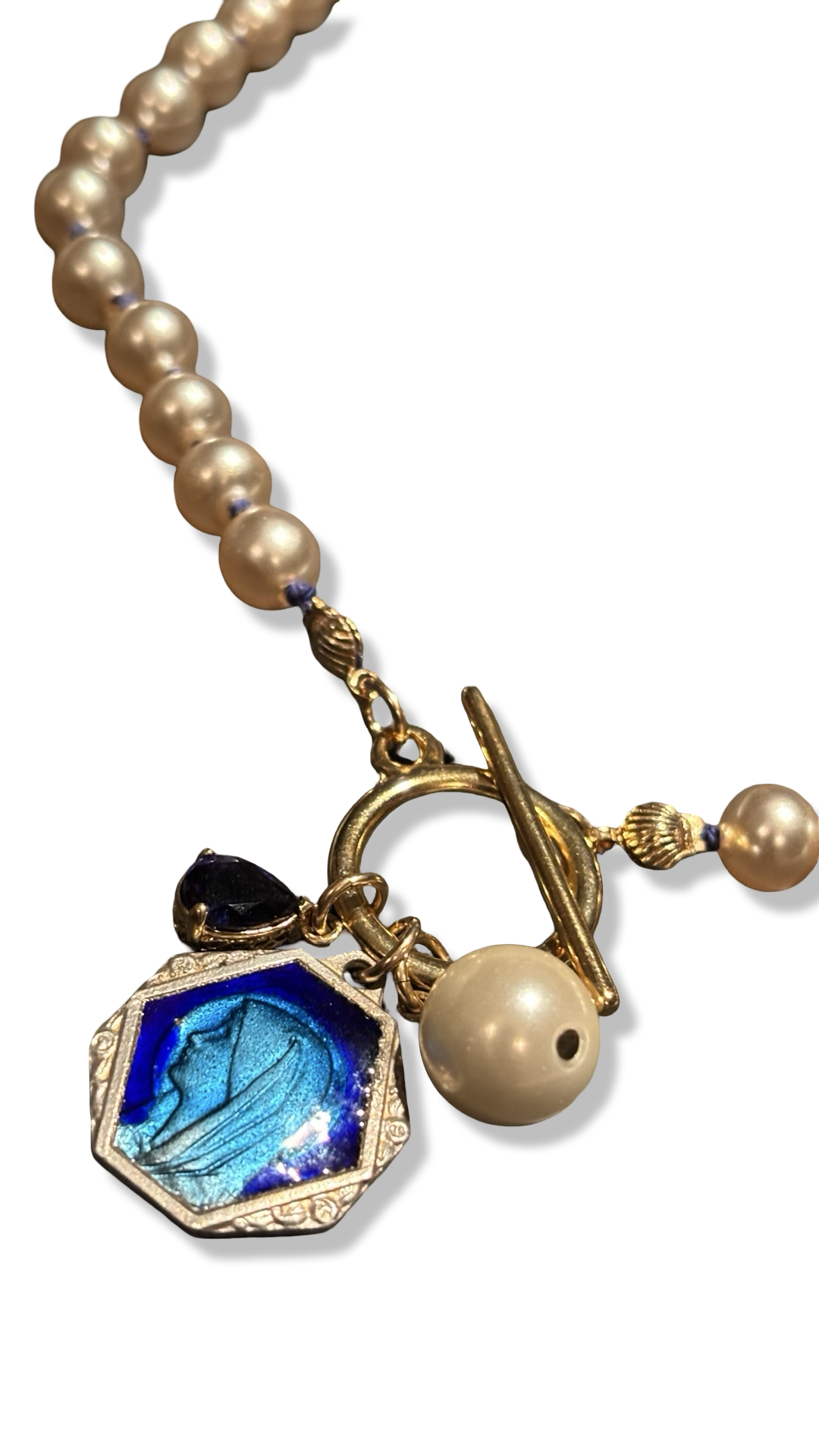Collier de perles fantaisie, médaille émaillée, et goutte de strass bleue