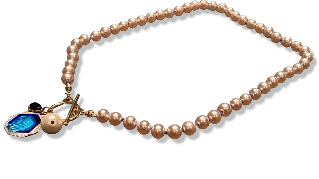 Collier de perles fantaisie, médaille émaillée, et goutte de strass bleue