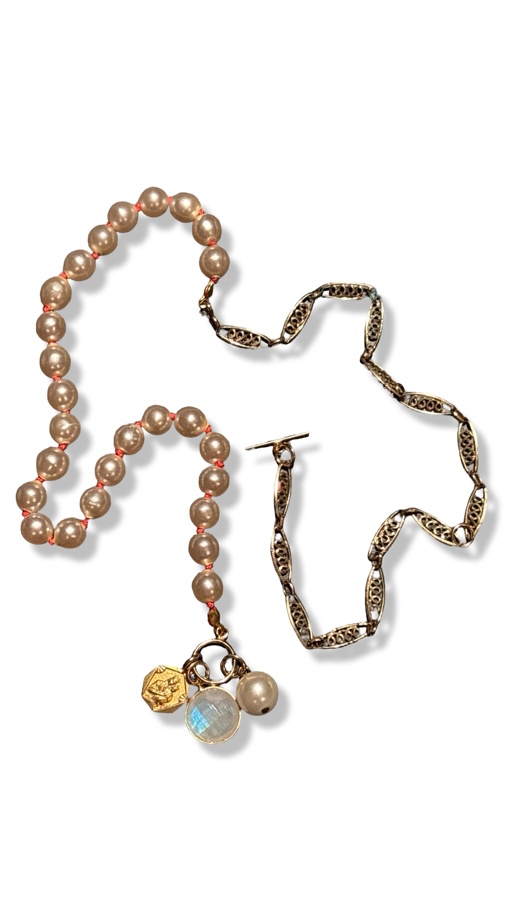 Collier de perles fantaisie, chaine filigrane , Pierre de Lune et Médaille de la Vierge à l'enfant.
