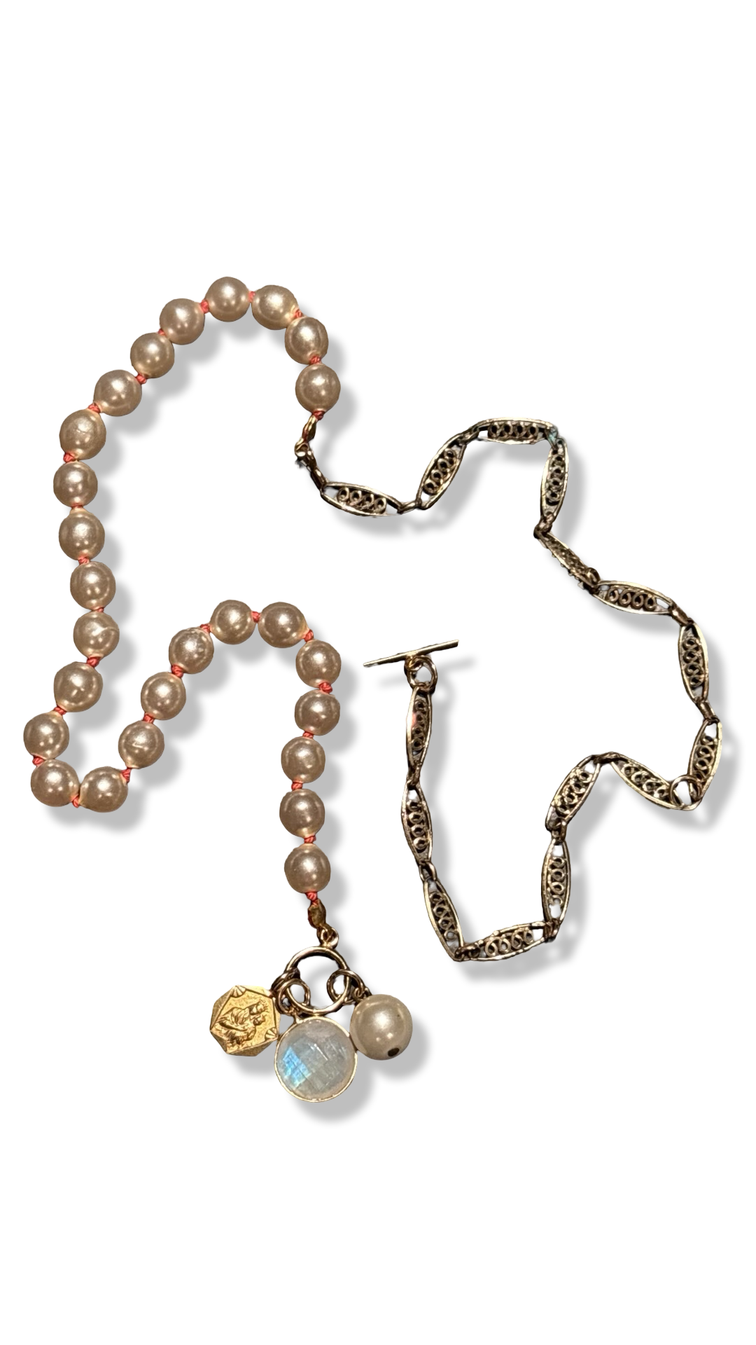 Collier de perles fantaisie, chaine filigrane , Pierre de Lune et Médaille de la Vierge à l'enfant.