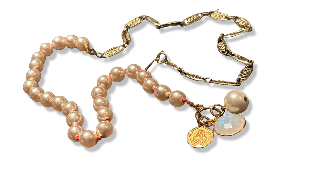 Collier de perles fantaisie, chaine filigrane , Pierre de Lune et Médaille de la Vierge à l'enfant.