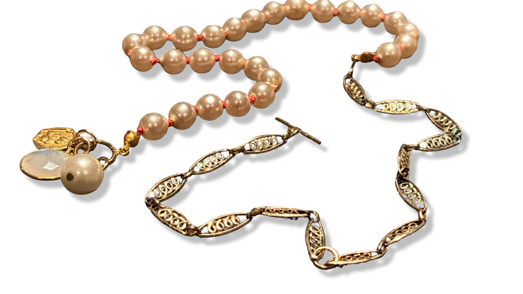 Collier de perles fantaisie, chaine filigrane , Pierre de Lune et Médaille de la Vierge à l'enfant.