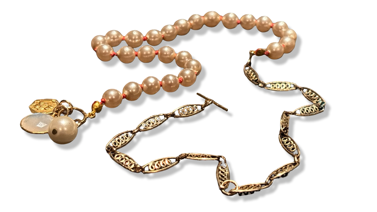 Collier de perles fantaisie, chaine filigrane , Pierre de Lune et Médaille de la Vierge à l'enfant.