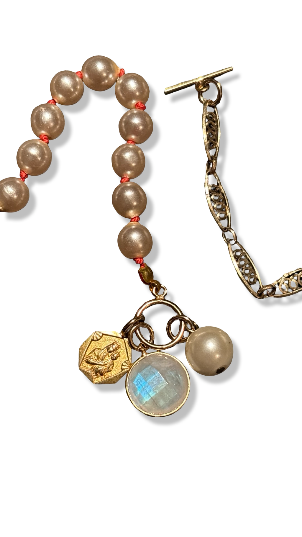 Collier de perles fantaisie, chaine filigrane , Pierre de Lune et Médaille de la Vierge à l'enfant.