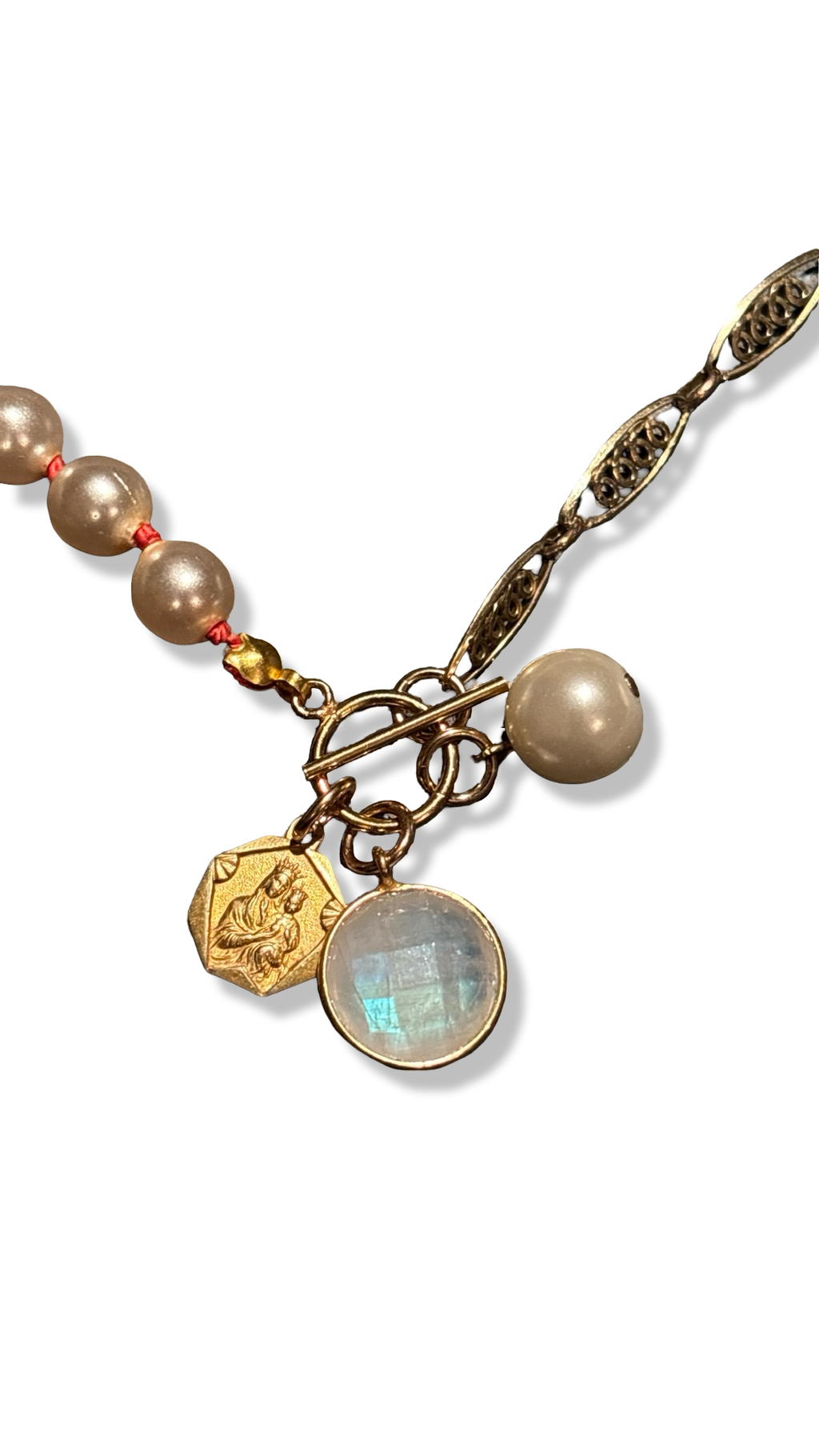Collier de perles fantaisie, chaine filigrane , Pierre de Lune et Médaille de la Vierge à l'enfant.