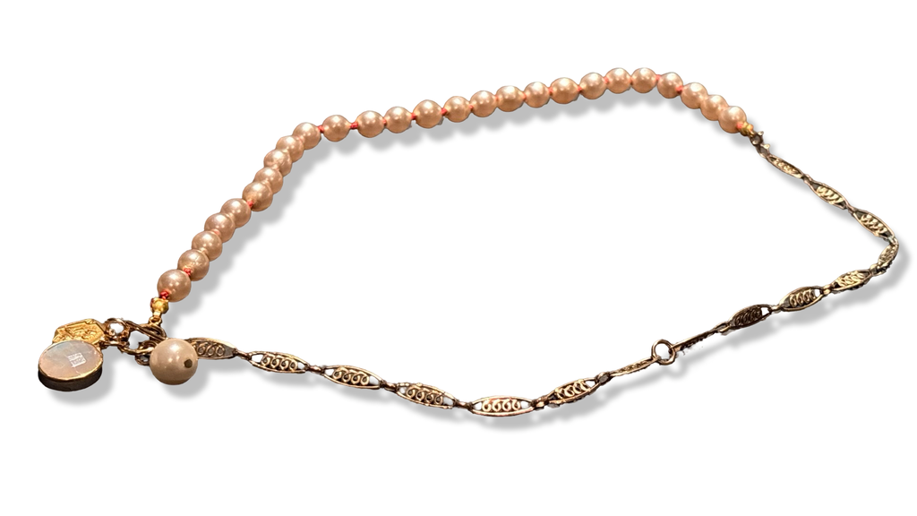 Collier de perles fantaisie, chaine filigrane , Pierre de Lune et Médaille de la Vierge à l'enfant.
