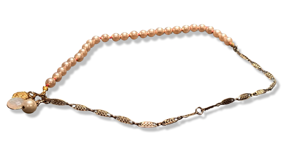 Collier de perles fantaisie, chaine filigrane , Pierre de Lune et Médaille de la Vierge à l'enfant.