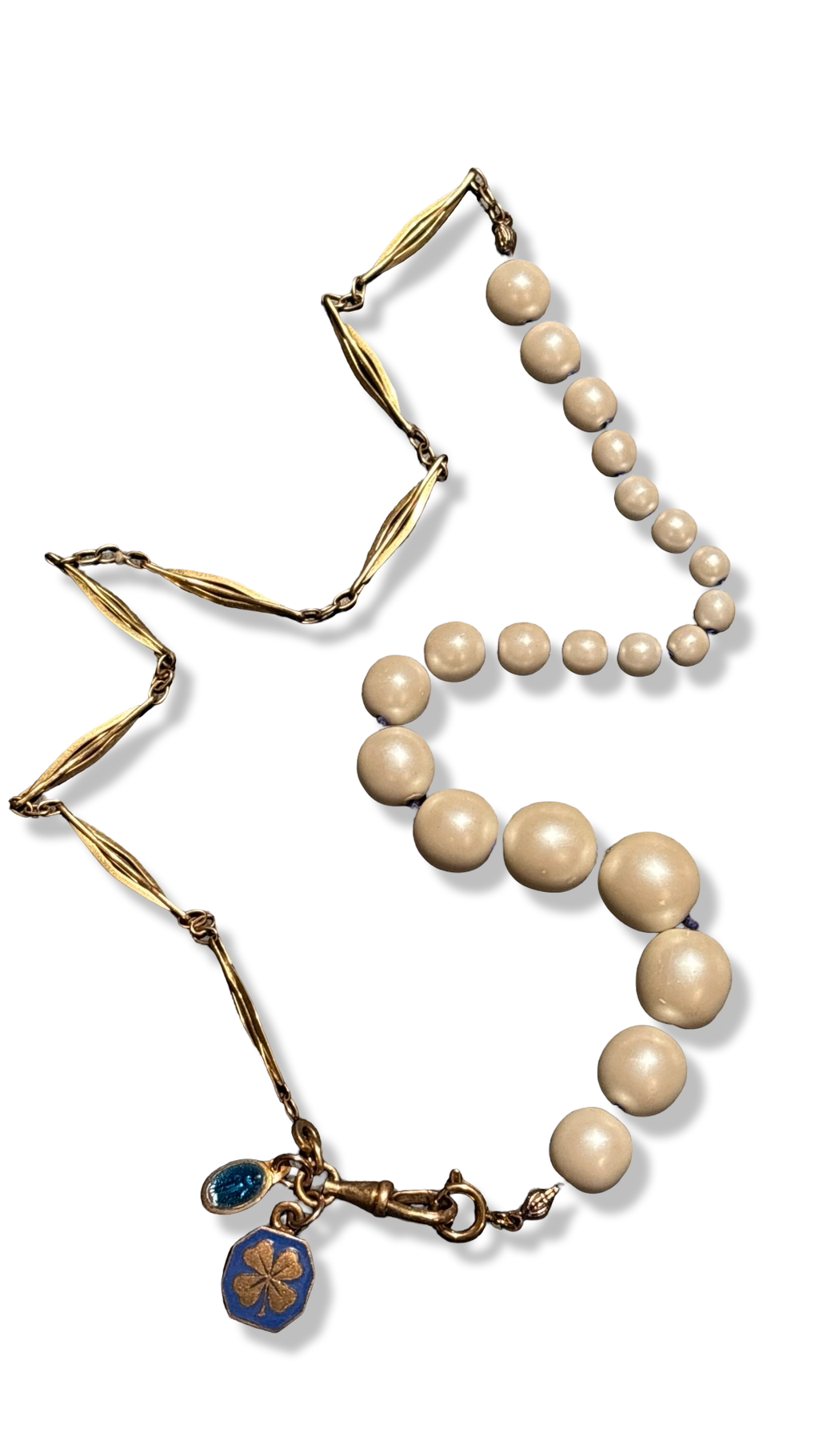 Perles fantaisies et chaine filigrane, médaille au Trefle