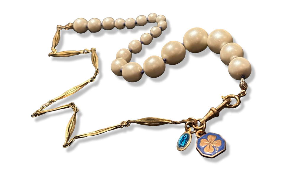Perles fantaisies et chaine filigrane, médaille au Trefle
