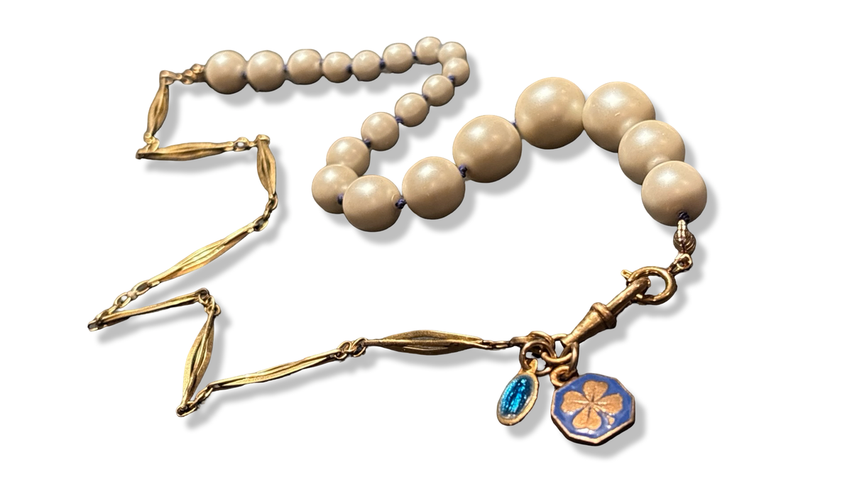 Perles fantaisies et chaine filigrane, médaille au Trefle