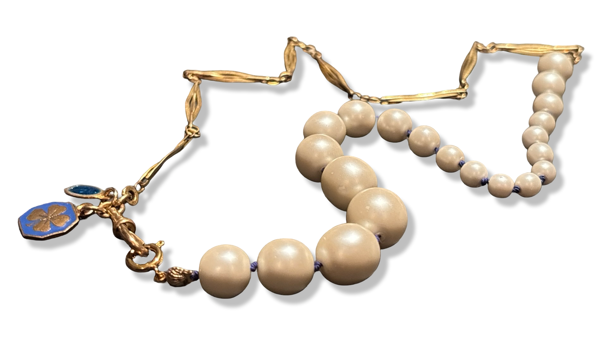 Perles fantaisies et chaine filigrane, médaille au Trefle