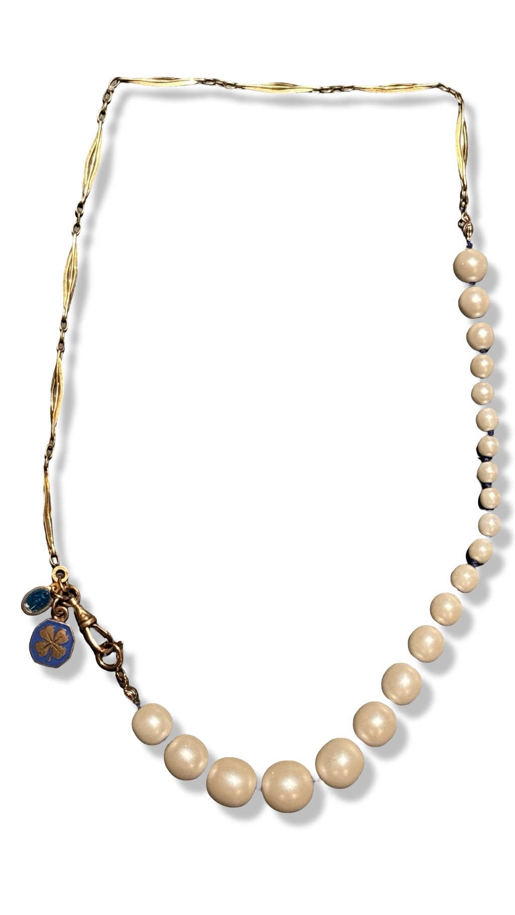 Perles fantaisies et chaine filigrane, médaille au Trefle
