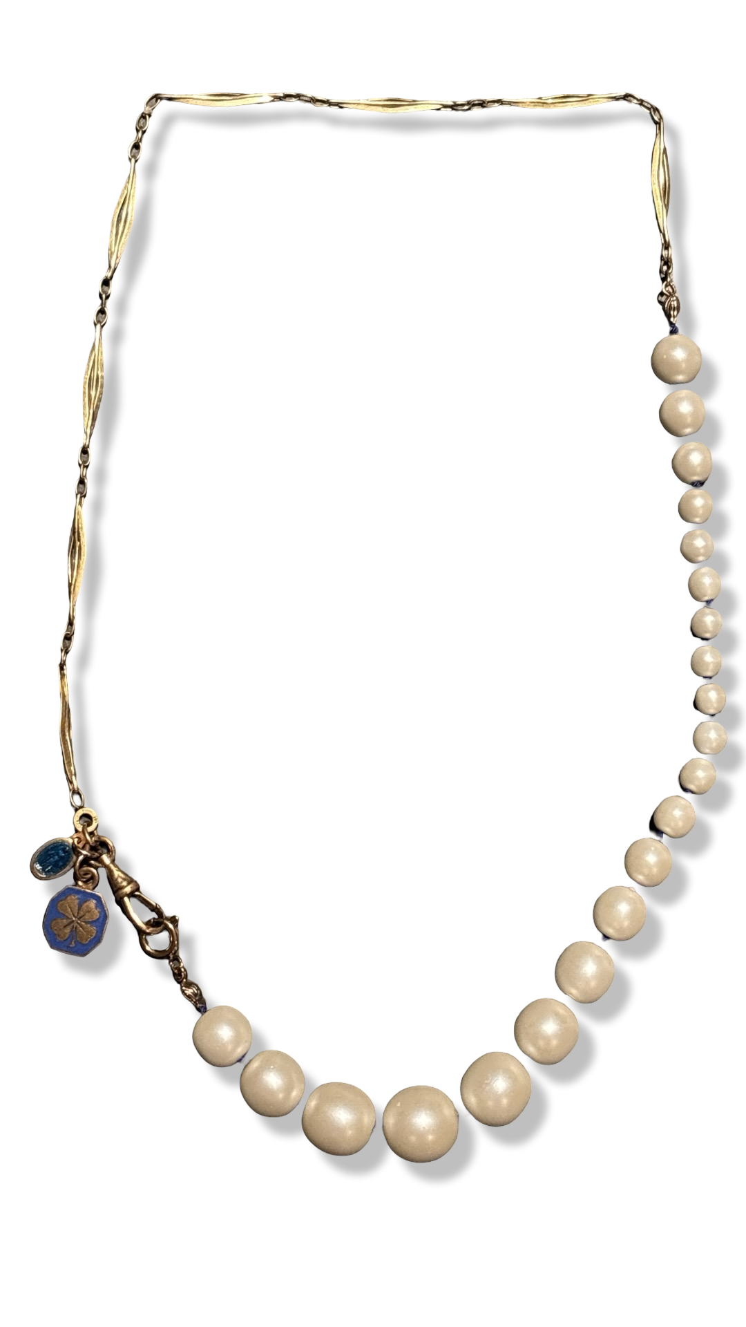 Perles fantaisies et chaine filigrane, médaille au Trefle