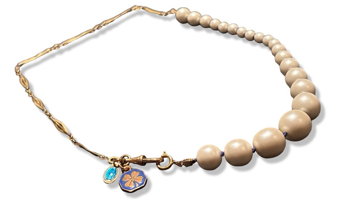 Perles fantaisies et chaine filigrane, médaille au Trefle