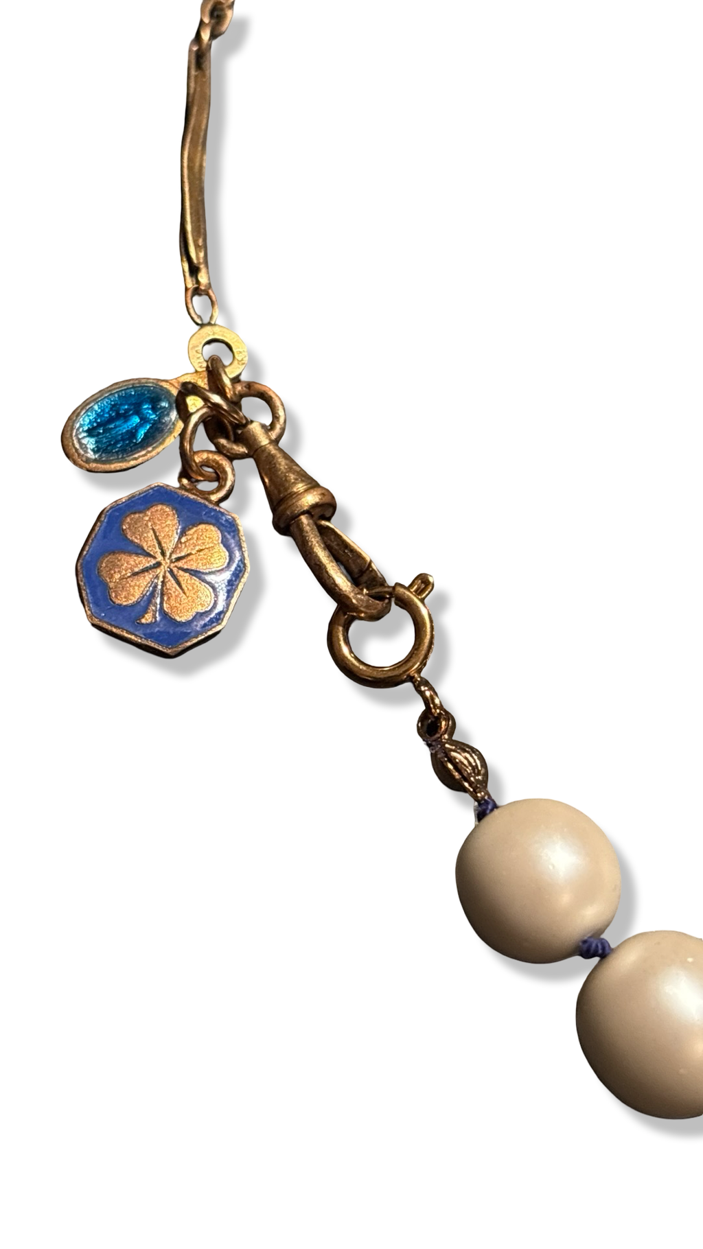 Perles fantaisies et chaine filigrane, médaille au Trefle