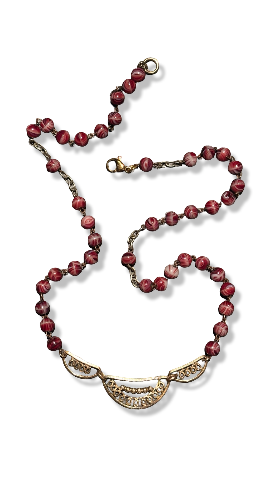 Collier chapelet en verre melé bordeau et motif filigrane
