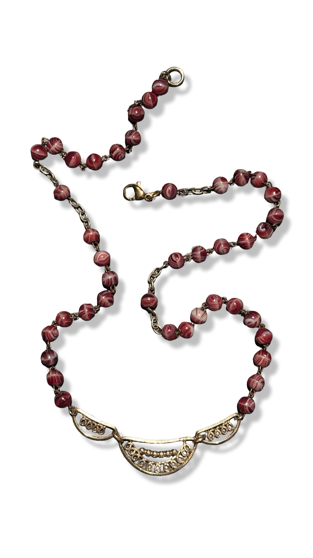Collier chapelet en verre melé bordeau et motif filigrane