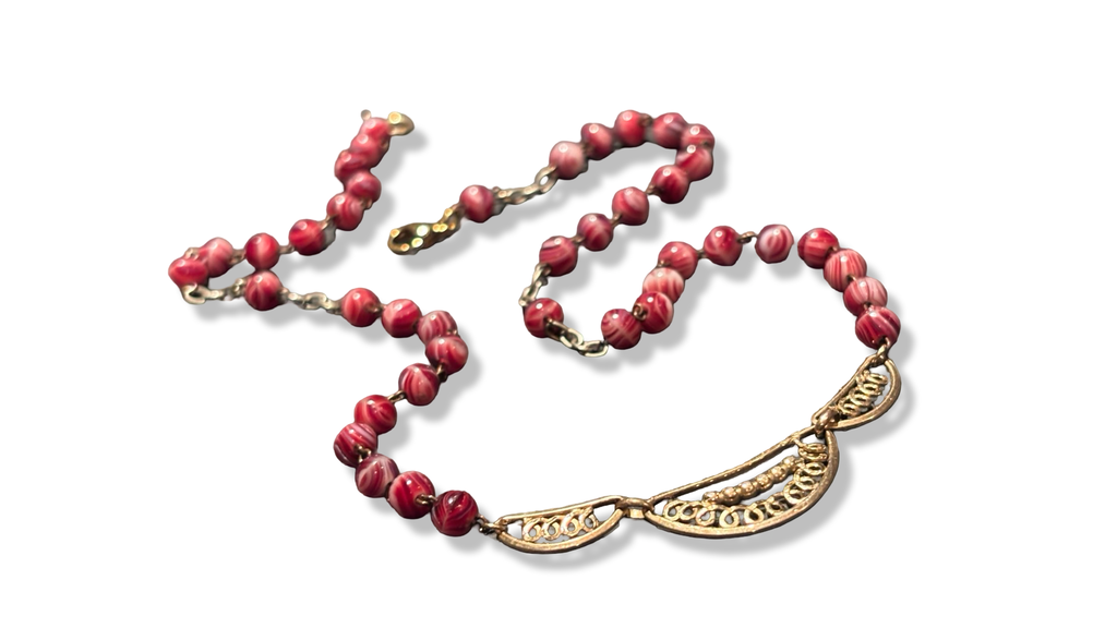 Collier chapelet en verre melé bordeau et motif filigrane
